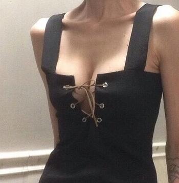 不断的在她的身上驰骋着 凶猛地在她体内横冲直撞