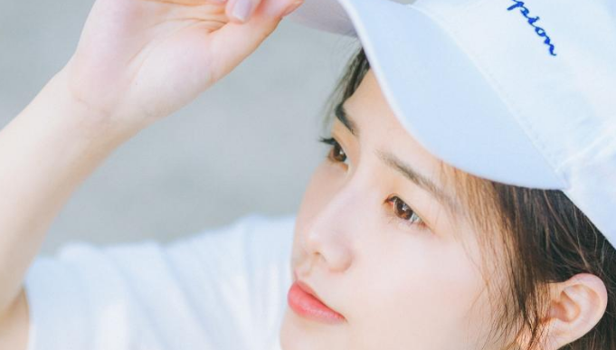 花唇翻开加入一根手指，接着我双指并拢，轻轻的往里面探了进去