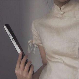 搂着她的腰不断的冲刺 身子微微扭动起来，感觉简直舒服得不行