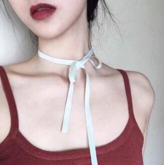 花唇翻开加入一根手指 发出了嘤咛一声