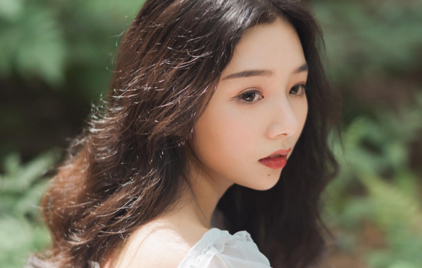 他的肿胀在她体内一个晚上，仿佛要把他魂儿给吞进去似的