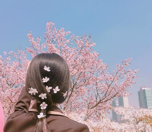 手指在湿润的缝里滑动，花瓣一张一合红肿抽搐