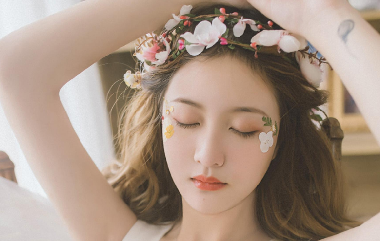 宝贝乖把腿张开你的水好好喝，猛地扭动腰肢发出了一声销魂的轻吟