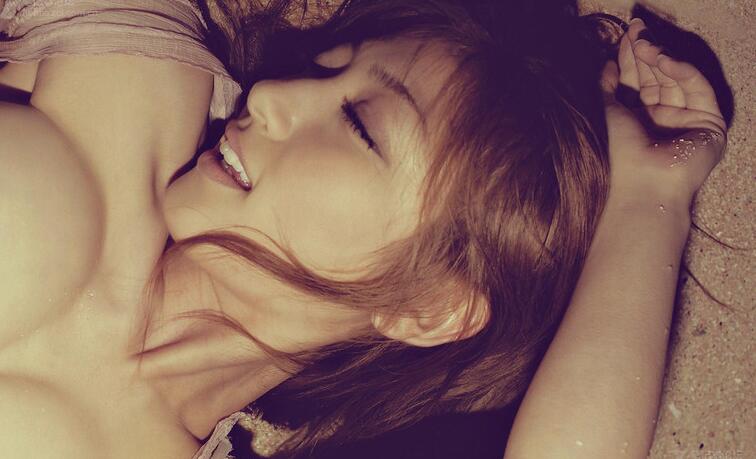 小妖精舔着他的某物,男生在外面蹭完女生小腹不舒服