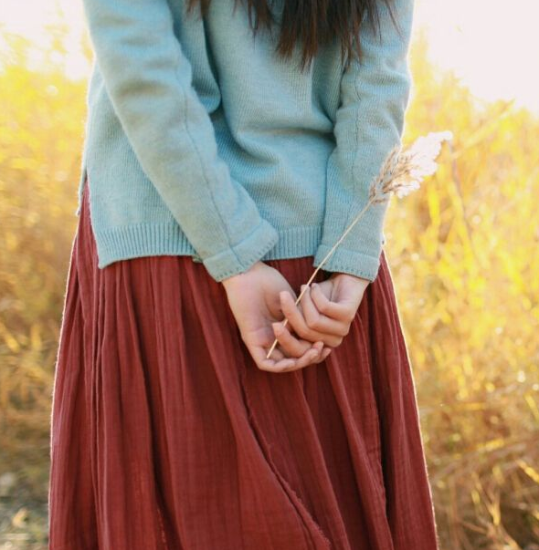 亲爱的我想亲亲你下面，张淑芬不自然的缩了缩身子，嘴里也发出闷哼声