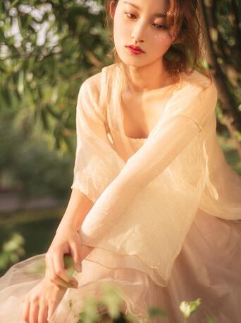 比较污的看了会湿的污文段：那东西蹦了出来，顶在她的两腿间