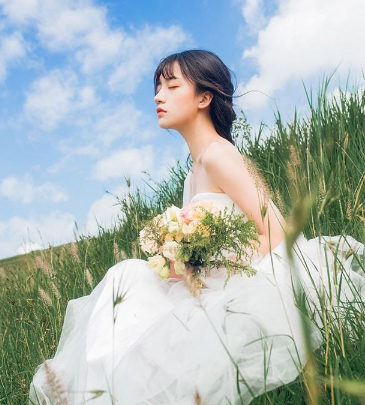 挺立的乳尖更是晃地厉害，她的腿竟然缓缓地张开还抬起来了