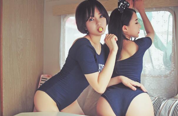 按摩师坐在两腿中间按摩 在身上走一步顶一下_舌头伸进