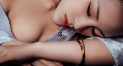 宝贝才一根手指放松 痛吗不痛就继续宝贝 我会慢慢的不会疼