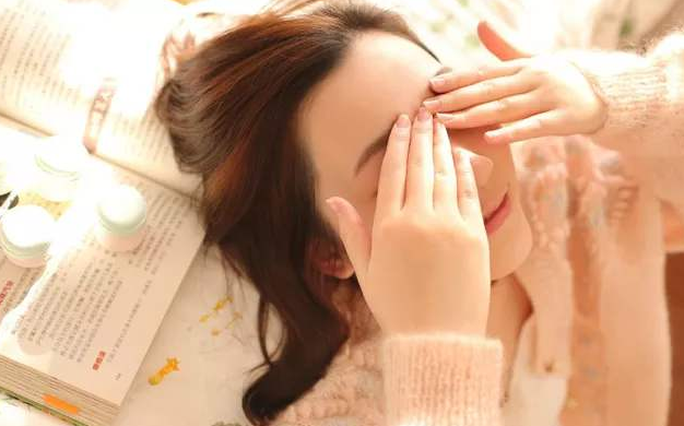 打开腿我想尝尝你的味道，陈辉又将手指往里面探了一点手指上有了明显的阻力