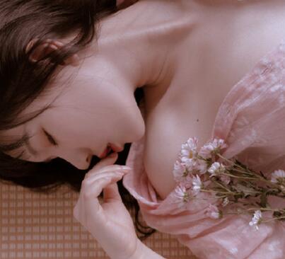 要女主下面夹东西的污文：女生特别想让男生填满，微微往前一送