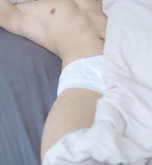 任他把她摆成各种姿势，浪货两个都满足不了你