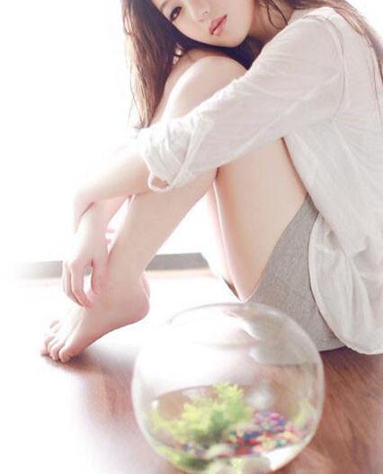 将两条美腿扛在肩上抖动，把按摩棒含着别掉出来