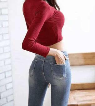 粗壮紫黑撞出水声 秦然如同一个跃马扬鞭的女骑士，疯狂的起落着