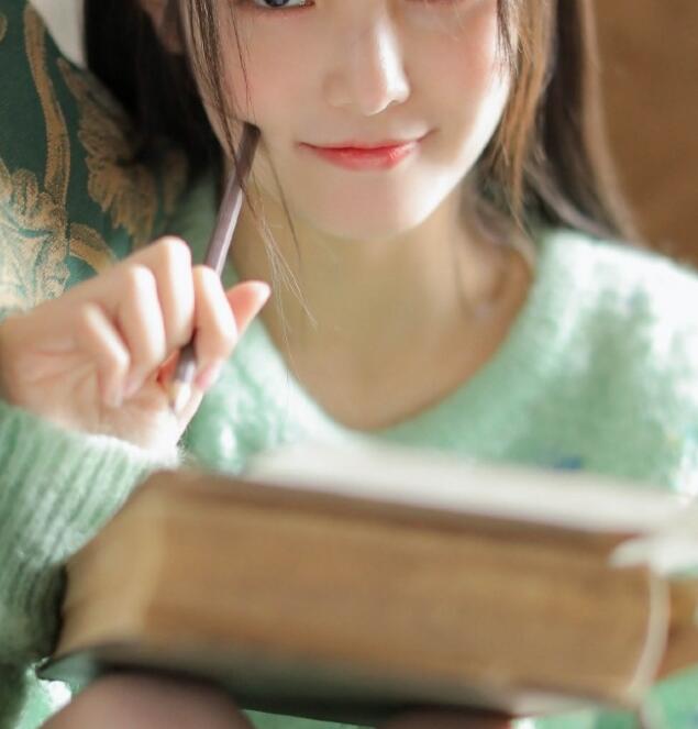 把小雪里面整满，按着她的腰疯狂的撞击闷哼，腿张开点就不会疼了