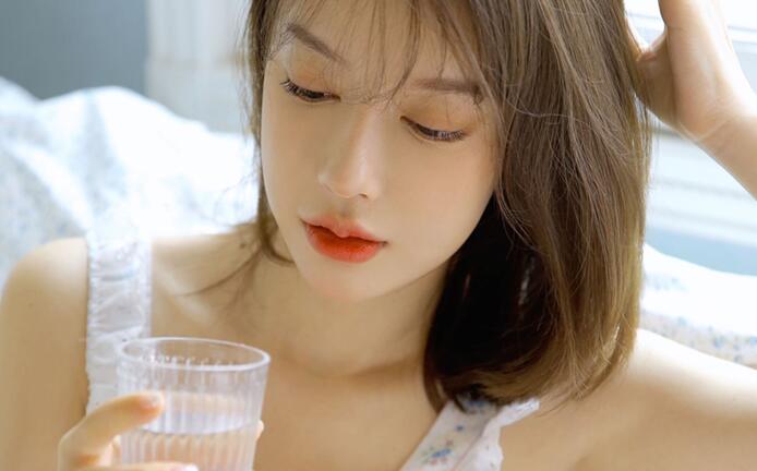 女上位动两下就累了，舌头在小豆豆上磨咬吸，小东西你里面好热