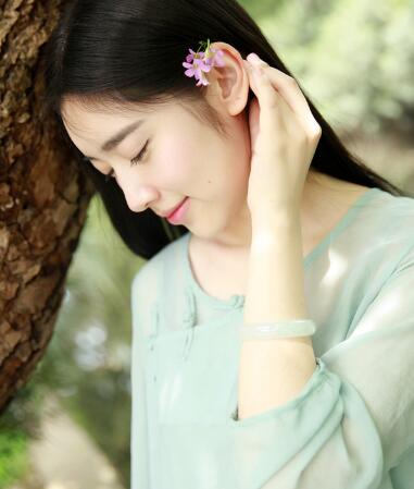 女生勿进进了必湿短文，扶着坐下去自己摇，她越喊疼我越吸得使劲