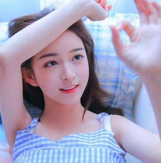 男生在宿舍做污事，舌头在小豆豆上磨咬吸，我女上位不会动