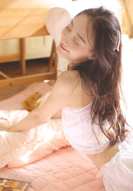 小妖精看你水流这么多 沉腰缓缓进入整根