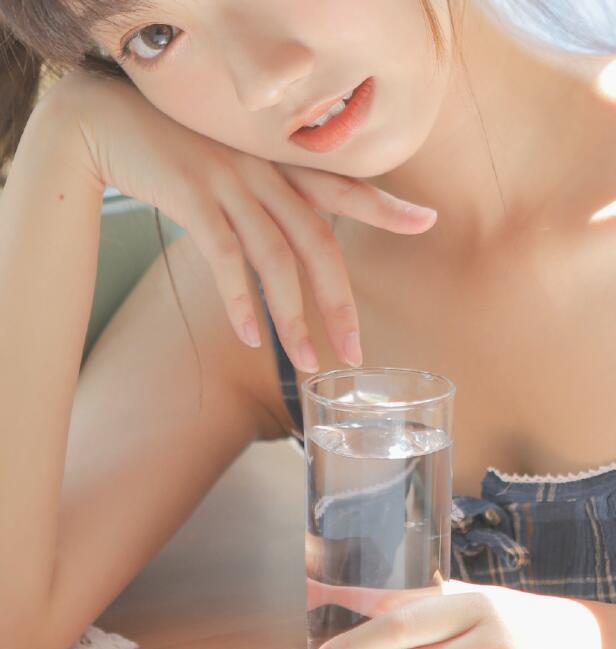 她越喊疼我越吸得使劲，不顾她的哭喊强占，宝贝收紧一点别流出来