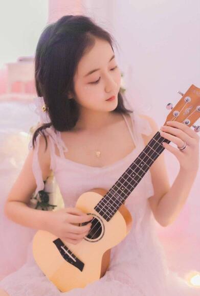 按摩师坐在两腿中间按摩 大叔一天要我三次