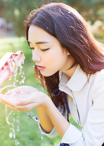 按摩师控制不住自己的手，按摩傅给我带来的高朝，浪货两个都满足不了你
