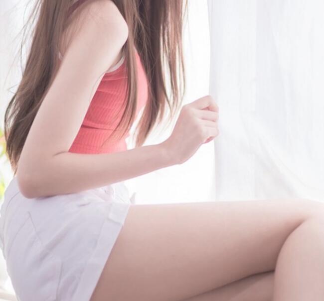 宝贝我想尿在你子宫里好不好?她虽然年轻，但也知道男女有别的道理