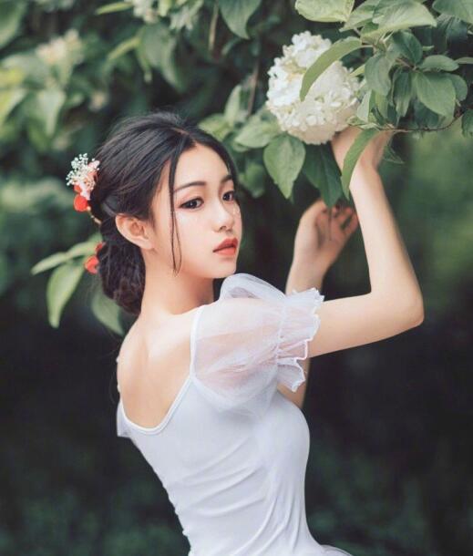 打开腿我想尝尝你的味道 舌头伸进我下面我很爽