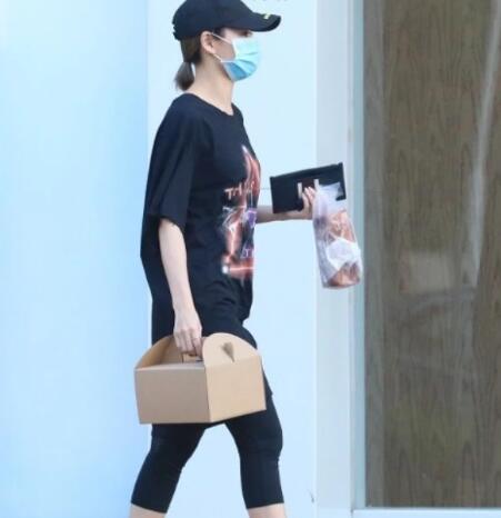 女星胡定欣被曝送外卖赚外快 本尊解释：探望朋友捎带的