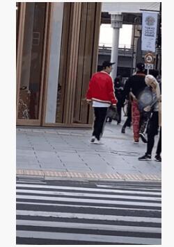王思聪日本逛街被偶遇 不戴口罩引热议