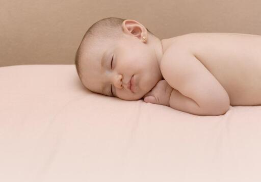 宝宝半夜睡觉惊醒啼哭的原因是什么 宝宝半夜啼哭怎么办