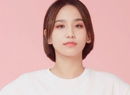 何美廷硬闯蔡徐坤房间怎么回事 青春有你2练习生之一的何美廷