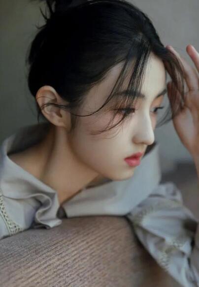 双腿间已经湿成一片 宝贝,下面水好多快㖭 宝贝下面夹得真紧