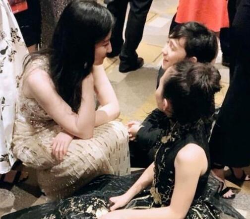 刘亦菲首映蹲地上与小木兰扮演者聊天 画面十分可爱