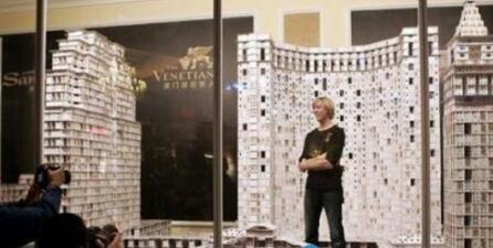 世界上最大的扑克牌 长达21公里的扑克牌建筑耗时44天