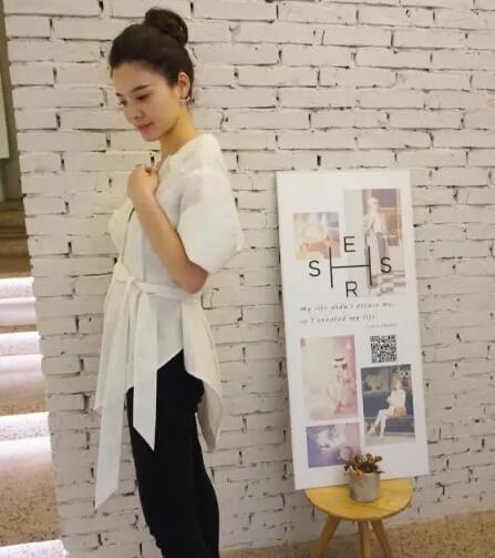 开春穿搭 时髦的小姐姐真会穿，丝质衬衣配牛仔优雅