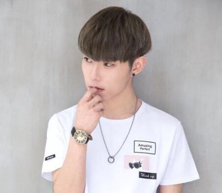 虎牙李俊的真实身份是什么 在虎牙直播的李俊家庭背景怎么走红的