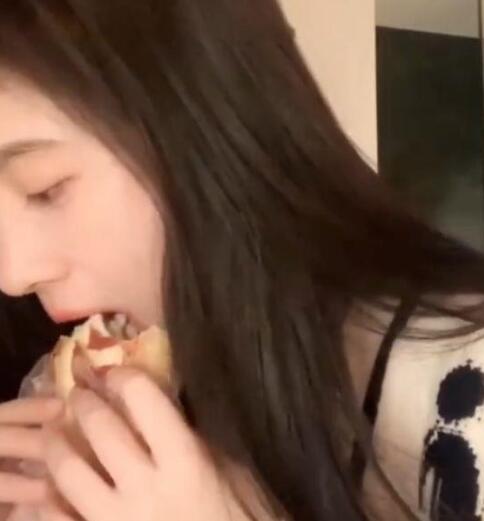 鞠婧祎吃面包是什么梗？一口面包嚼了32下怎么回事网友纷纷模仿