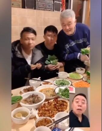 潘长江嫌赵本山头发白 赵本山回怼 你咋不踩个高跷?