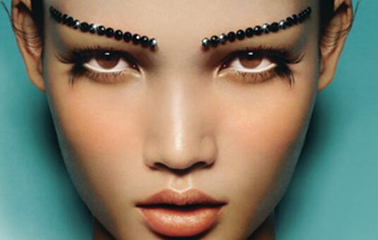 化妆的时候遇到脸和脖子的色差太大 怎么遮盖住?