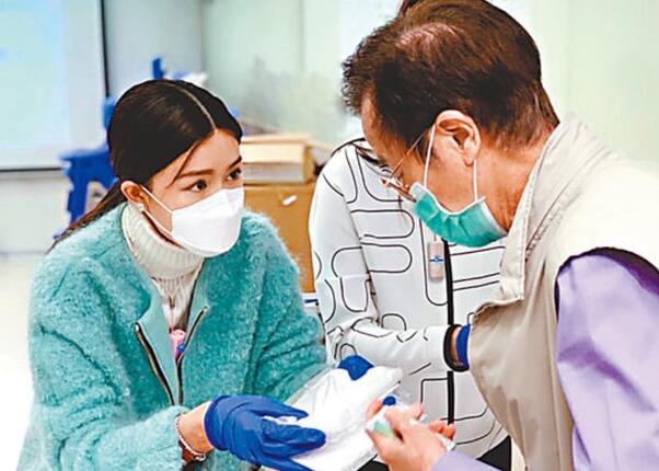 郑秀文低调派发物资服务小区 文咏珊捐口罩给有需要长者