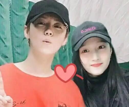 关晓彤与鹿晗低调秀恩爱 戴情侣表手表拒绝黄景瑜示爱