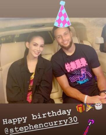 昆凌晒合照为偶像库里庆生 生日帽十分可爱