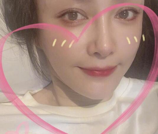 秦岚时隔一个月自拍营业 笑容甜美跟粉丝道晚安