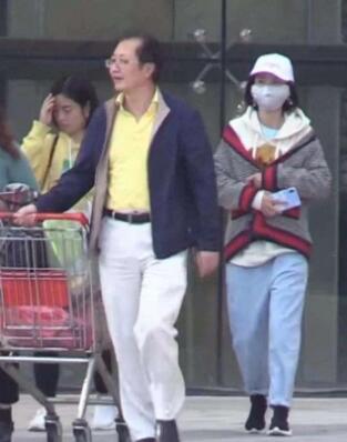 唐艺昕疑怀孕是怎么回事 唐艺昕肚子凸起孕味十足