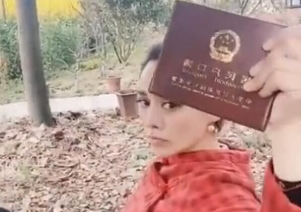 宁静再回应改国籍传闻 晒户口本身份证自证