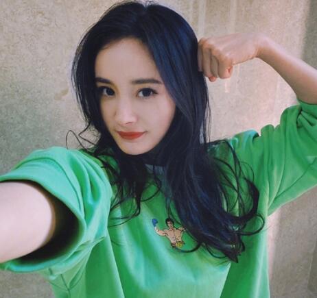 什么颜色最能代表春天？当然是富有生命力的绿色啦 显白又时髦