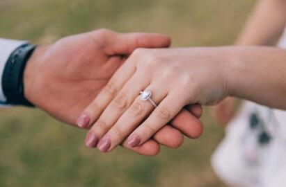 女朋友不开心哄她的话都有哪些？最逗女朋友开心的句子有哪些