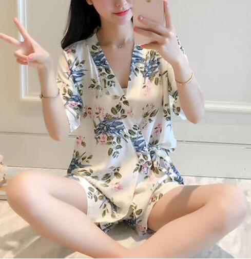 他的舌尖沿着缝隙逗弄 舌头钻到花唇裂缝中滑动