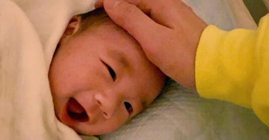 古巨基首晒儿子正面照 大家好 我叫Kuson 初来步到 多多指教